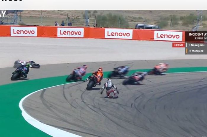 Tangkapan layar insiden yang melibatkan Marc Marquez (Repsol Honda) dan Takaaki Nakagami (LCR Honda) pada MotoGP Aragon 2022, Minggu (18/9/2022)