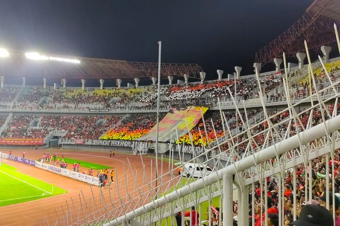 Ultras Garuda pada Laga Timnas U-20 Indonesia vs Vietnam di Stadion Gelora Bung Tomo, Surabaya, Jawa Timur, Minggu (18/9/2022).
