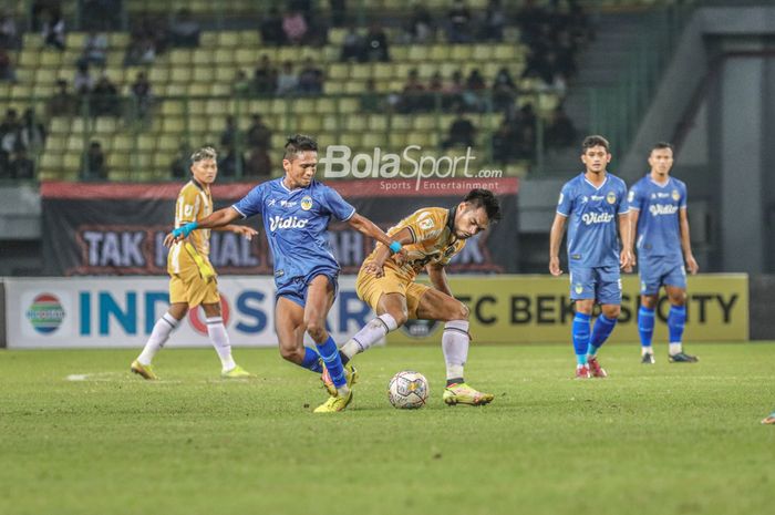 Pemain Bekasi FC, Saldy Amirrudin (kanan), sedang menguasai bola dan dibayangi pilar PSIM Yogyakarta bernama Ricky Akbar Ohorella (kiri) dalam laga pekan ketiga grup B Liga 2 2022 di Stadion Patriot Candrabhaga, Bekasi, Jawa Barat, 19 September 2022.