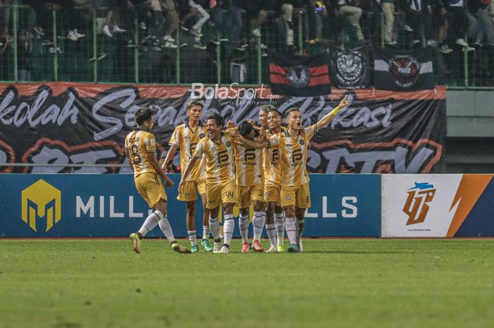 Sejumlah pemain Bekasi FC sedang melakukan selebrasi dalam laga pekan ketiga grup B Liga 2 2022 di Stadion Patriot Candrabhaga, Bekasi, Jawa Barat, 19 September 2022.