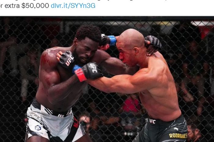 Gregory Rodrigues (kanan) kala berbagi oktagon dengan Chidi Njokuani (kiri) pada UFC Vegas 60 (18/9/2022).