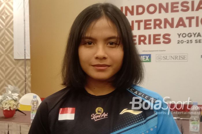 Pebulu tangkis tunggal putri Indonesia, Komang Ayu Cahya Dewi, ketika menghadiri konferensi pers Indonesia International Series 2022 di Hotel Victoria, Yogyakarta, 19 September 2022.  Komang sendiri menjadi unggulan pertama di turnamen ini.