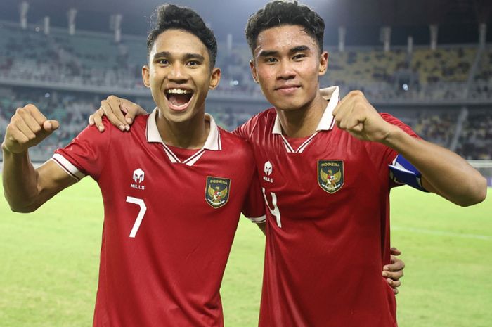 Marselino Ferdinan dan Muhammad Ferarri mengepalkan tinju mereka seusai Timnas U-20 Indonesia menghajar Vietnam dalam Kualifikasi Piala Asia U-20 2023 di Stadion Gelora Bung Tomo, Surabaya, Minggu (18/9/2022) malam WIB.