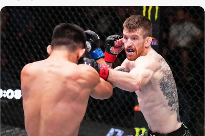 Momen bentrokan Song Yadong (kiri) dengan Cory Sandhagen (kanan) pada UFC Vegas 60, Minggu (18/9/2022) WIB.