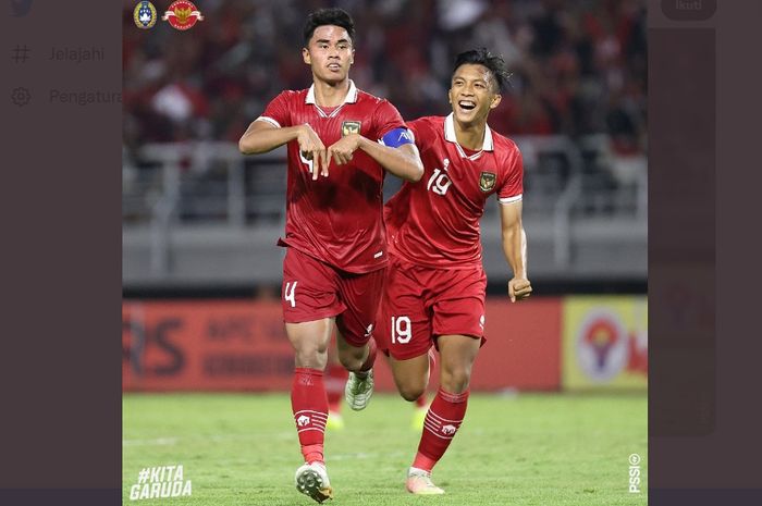 Muhammad Ferarri (kiri) selebrasi bersama Rabbani Tasnim seusai mencetak gol untuk Timnas U-20 Indonesia kontra Vietnam dalam Kualifikasi Piala Asia U-20 2023 di Stadion Gelora Bung Tomo, Surabaya, Minggu (18/9/2022) malam WIB.