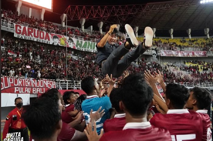Para pemain Timnas U-20 Indonesia melambungkan Shin Tae-yong ke udara seusai lolos ke Piala Asia U-20 2023, Minggu (18/9/2022) malam WIB, di Stadion Gelora Bung Tomo, Surabaya.