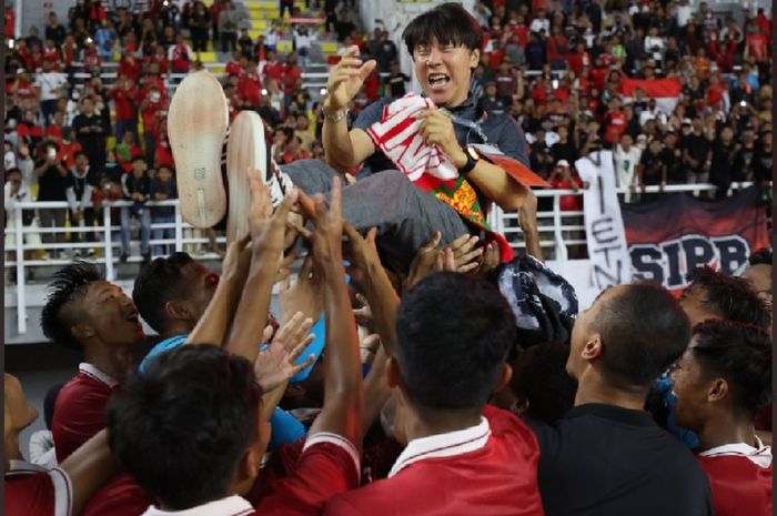 Shin Tae-yong dilambungkan ke udara oleh para pemain Timnas U-20 Indonesia seusai lolos ke Piala Asia U-20 2023, Minggu (18/9/2022) malam WIB, di Stadion Gelora Bung Tomo, Surabaya.