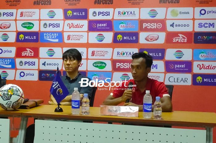 Pelatih timnas U-20 Indonesia, Shin Tae-yong dan Robi Darwis usai laga melawan Vietnam yang berakhir untuk kemenangan Garuda Nusantara 3-2 di Stadion Gelora Bung Tomo (GBT) di gup F Kualifikasi Piala Asia U-20 2023, Minggu (18/9/2022).