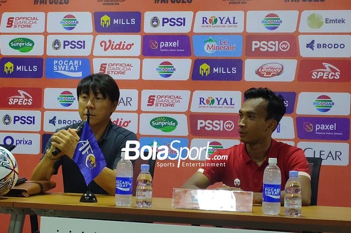 Pelatih timnas U-20 Indonesia, Shin Tae-yong dan Robi Darwis usai laga melawan Vietnam yang berakhir untuk kemenangan Garuda Nusantara 3-2 di Stadion Gelora Bung Tomo (GBT) di gup F Kualifikasi Piala Asia U-20 2023, Minggu (18/9/2022).