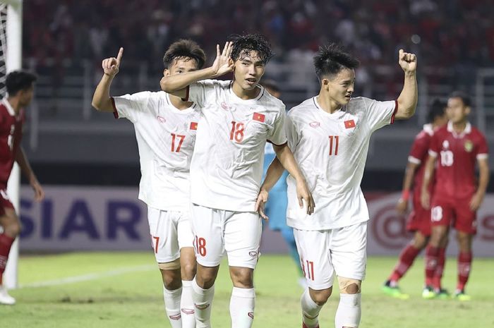 Dinh Xuan Tien (tengah), melakukan selebrasi kontroversial saat membobol gawang Timnas U-20 Indonesia.