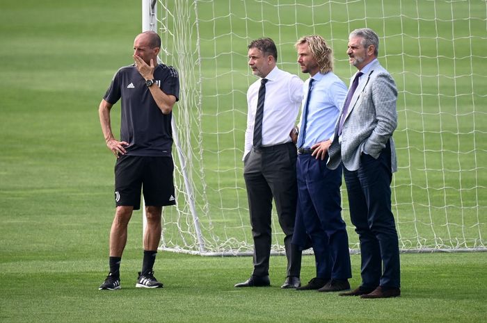 Pelatih Juventus, Massimiliano Allegri, dipantau saat latihan tim oleh CEO klub Maurizio Arrivabene (kanan), Wakil Presiden Pavel Nedved dan Direktur Olahraga Federico Cherubini (13/9/2021).