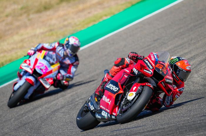 Aksi Francesco Bagnaia (Ducati Lenovo) dan Enea Bastianini (Gresini Racing) pada MotoGP Aragon 2022 di Motorland Aragon, Minggu, 18 September 2022