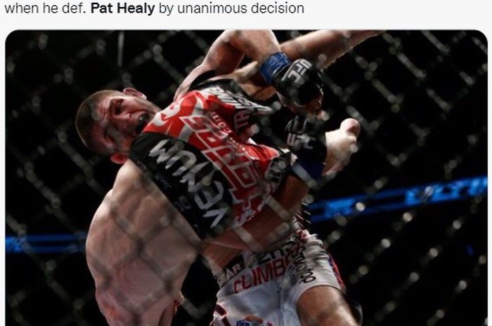 Momen Khabib Nurmagomedov membanting lawannya, Pat Healy yang juga sebelumnya dia serang dengan uppercut pada UFC 165, 21 September 2013 di Toronto, Canada.