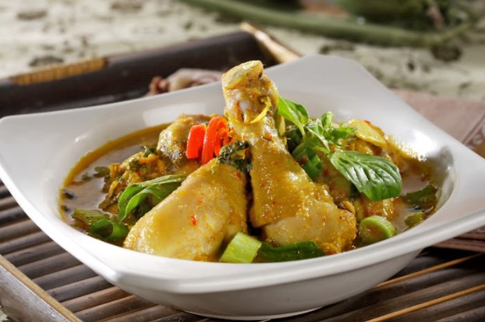 Sajian ayam woku. Kuliner tradisional khas Manado ini cocok sebagai lauk makan siang enak.