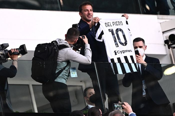 Alessandro Del Piero disambut meriah saat nonton duel Liga Italia Juventus vs Bologna di Allianz Stadium Turin (16/4/2022).