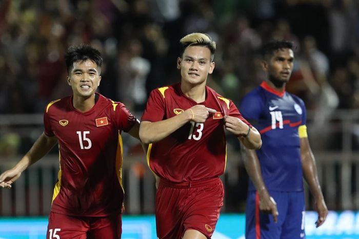 Pemain timnas Vietnam, Ho Tan Tai, melakukan selebrasi setelah mencetak gol ke gawang Singapura pada laga bertajuk FIFA Matchday di Stadion Thong Nhat, Vietnam, Rabu (21/9/2022).