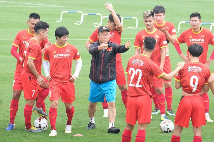 Pelatih Timnas Vietnam, Park Hang-seo saat memimpin timnya di sesi latihan.