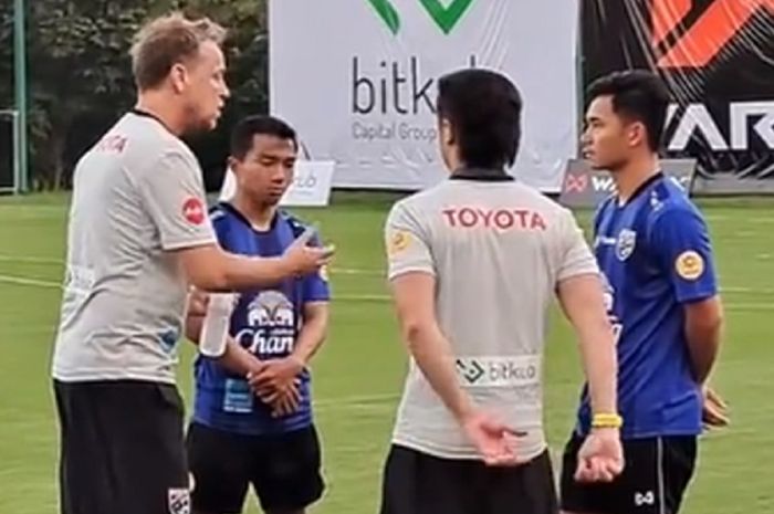 Pelatih Timnas Thailand Mano Polking berbicara serius dengan Chanathip Songkrasin dan Supachok Sarachat.