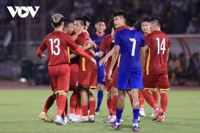 Para pemain Timnas Vietnam merayakan gol ke gawang Timnas Singapura di laga uji coba FIFA Matchday, Rabu (21/9/2022) malam WIB.