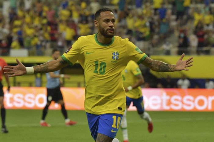 Neymar Jr saat merayakan gol dalam laga timnas Brasil vs Uruguay di Manaus (14/10/2021). Neymar siap menjadi bintang Piala Dunia 2022 di Qatar.