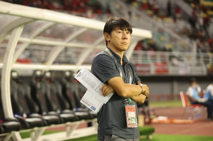 Shin Tae-yong mengamati permainan Timnas U-20 Indonesia saat melawan Vietnam dalam Kualifikasi Piala Asia U-20 2023 di Stadion Gelora Bung Tomo, Surabaya, 18 September 2022.