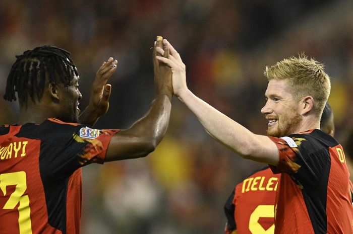 Dua pemain timnas Belgia, Michy Batshuayi dan Kevin De Bruyne, melakukan selebrasi dalam laga Liga A Grup 4 UEFA Nations League kontra timnas Wales di Stadion King Baudouin, Kamis (22/9/2022).