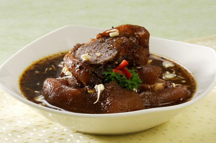Hidangan rawon kikil yang enak disajikan saat Idul Adha.