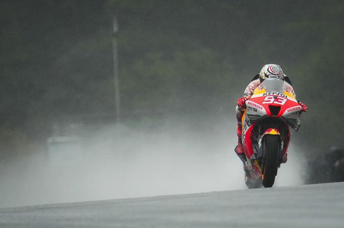 Cuaca buruk yang diprediksi turun pada MotoGP Thailand disebut bakal menguntungkan pembalap Repsol Honda, Marc Marquez.