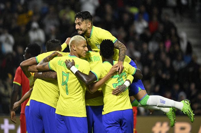 Para pemain timnas Brasil merayakan gol Marquinhos ke gawang timnas Ghana dalam laga uji coba di Stadion Oceane, Jumat (23/9/2022).