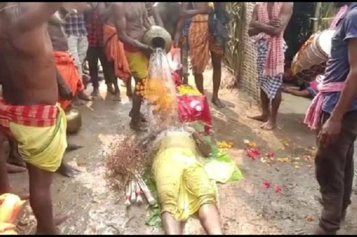 Jenazah pria ini berusaha dihidupkan lagi oleh keluarga dengan ritual yang dipercaya warga setempat.