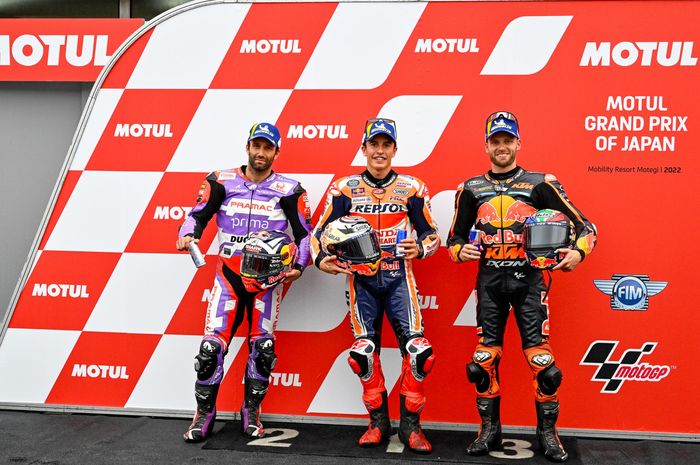 Dari kiri ke kanan, Johann Zarco (Pramac Racing), Marc Marquez (Repsol Honda), Brad Binder (Red Bull KTM), setelah sesi kualifikasi MotoGP Jepang 2022 di Sirkuit Motegi, Sabtu (24/9/2022).