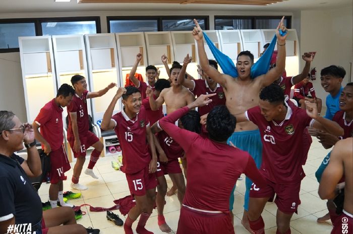 Para pemain Timnas U-20 Indonesia meluapkan kegembiraan mereka di ruang ganti Stadion Gelora Bung Tomo, Surabaya, setelah lolos ke Piala Asia U-20 2023.