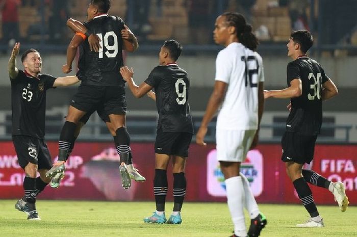 Pemain Timnas Indonesia merayakan gol yang dicetak Fachruddin Aryanto ke gawang Curacao pada FIFA Matchday, 24 September 2022.