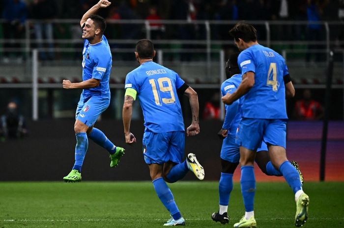Striker timnas Italia, Giacomo Raspadori, merayakan gol ke gawang timnas Inggris dalam laga Liga A Grup 3 UEFA Nations League di Stadion San Siro, Jumat (23/9/2022).