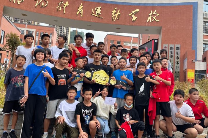 Tang Kai mendapatkan sambutan dari para pelajar di kota asalnya di China.