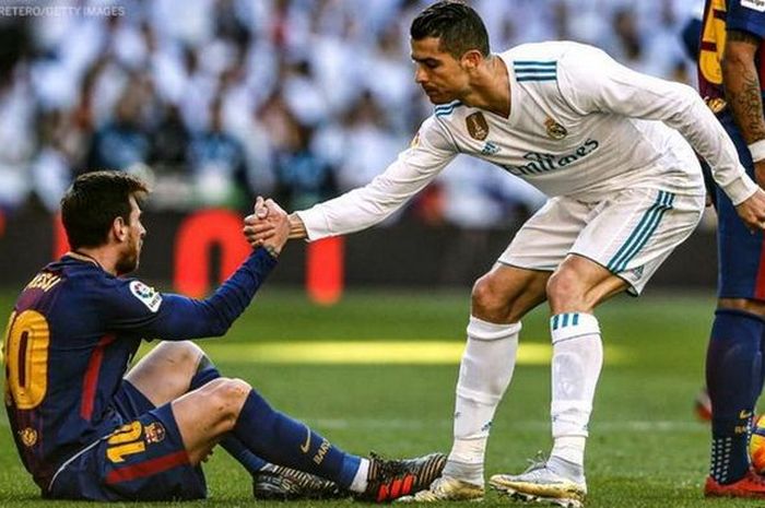 Cristiano Ronaldo menolong Lionel Messi dalam momen partai el clasico antara Real Madrid dan Barcelona. 