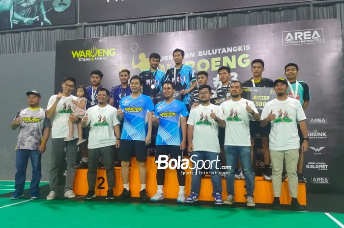 Mohammad Ahsan/Hendra Setiawan (jersey biru, depan) berpose bersama pemenang Waroeng Open 2022 di GOR Area, Yogyakarta, 24 September 2022.