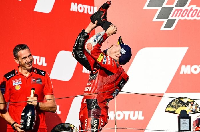 Aksi Shoey yang dilakukan pembalap Ducati Jack Miller setelah menang pada MotoGP Jepang 2022, Minggu (25/9/2022)