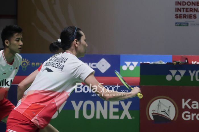 Pasangan ganda campuran Indonesia, Dejan Ferdinansyah/Gloria Emanuelle Widjaja, saat final Indonesia International Series 2022 di GOR Amongrogo, Yogyakarta, 25 September 2022.