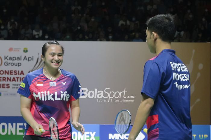 Pasangan ganda campuran Indonesia, Moh Reza Pahlevi Isfahani/Melati Daeva Oktavianti saat final Indonesia International Series 2022 di GOR Amongrogo, Yogyakarta, 25 September 2022.