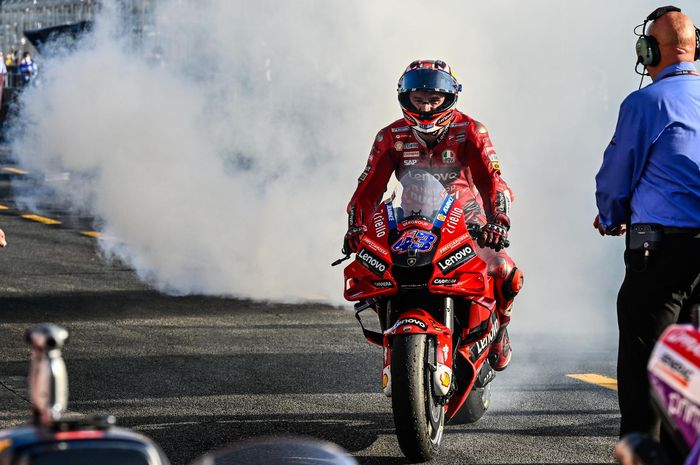 Pembalap Ducati Jack Miller ketika kembali ke paddock usai memenangi MotoGP Jepang 2022, Minggu (25/9/2022).