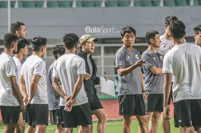 Pelatih timnas Indonesia, Shin Tae-yong (tengah), sedang memberikan instruksi kepada para pemainnya di Stadion Pakansari, Bogor, Jawa Barat, 26 September 2022.