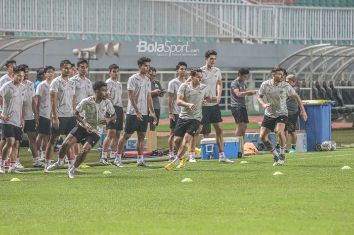 (Barisan depan dari kiri ke kanan) Yakob Sayuri, Egy Maulana Vikri, dan Marc Klok sedang berlatih bersama skuad timnas Indonesia di Stadion Pakansari, Bogor, Jawa Barat, 26 September 2022.