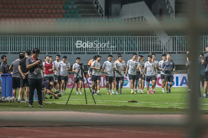 Skuat timnas Indonesia (skuad timnas Indonesia) sedang berlari dalam sesi latihan di Stadion Pakansari, Bogor, Jawa Barat, 26 September 2022.