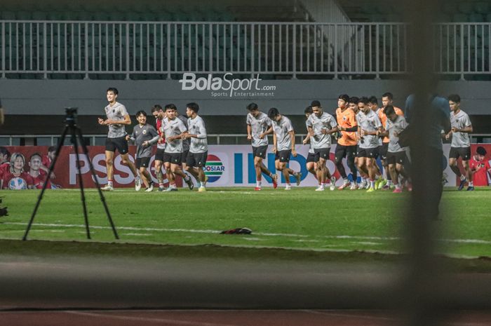 Skuat timnas Indonesia (skuad timnas Indonesia) sedang berlari dalam sesi latihan di Stadion Pakansari, Bogor, Jawa Barat, 26 September 2022.