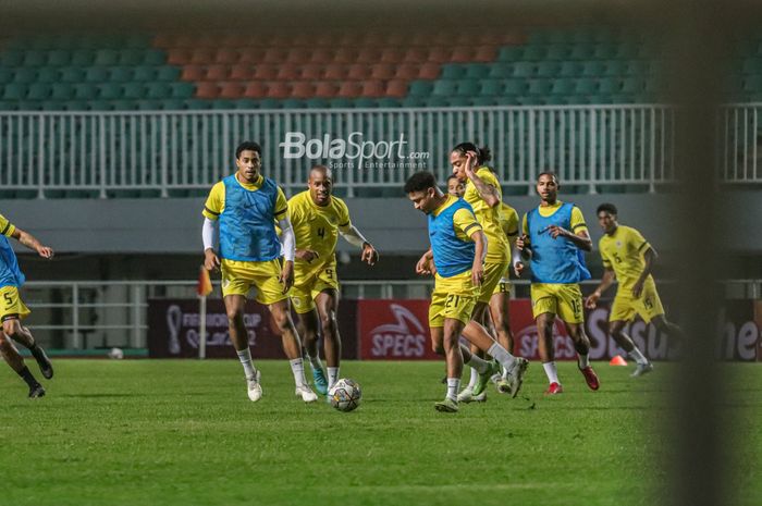 Sejumlah pemain timnas Curacao sedang berlatih di Stadion Pakansari, Bogor, Jawa Barat, 26 September 2022.