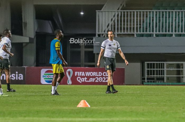 Pelatih timnas Curacao, Remko Bicentini (kanan), sedang memantau para pemainnya berlatih di Stadion Pakansari, Bogor, Jawa Barat, 26 September 2022.