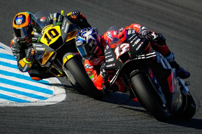 Pembakap Aprilia, Maverick Vinales (kanan) kala beraksi pada MotoGP Jepang 2022, Minggu (25/9/2022) di Sirkuit Motegi.