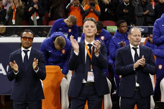Pelatih timnas Belanda, Louis van Gaal, diapit oleh dua asistennya, Edgar Davids dan Danny Blind, dalam laga Liga A Grup 4 UEFA Nations League kontra timnas Belgia di Stadion Johan Cruijff ArenA, Minggu (25/9/2022).