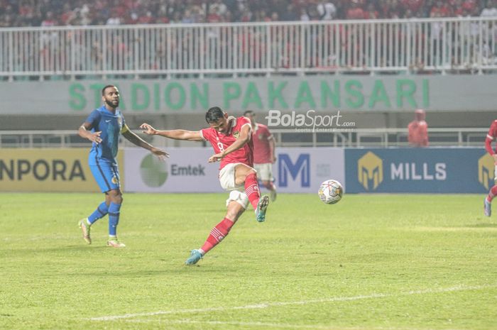 Striker timnas Indonesia, Dimas Drajad, sedang menendang bola ketika bertanding di Stadion Pakansari, Bogor, Jawa Barat, 27 September 2022.
